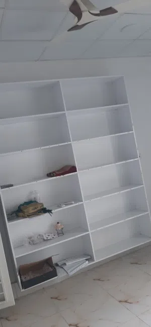 رفوف للبيع
