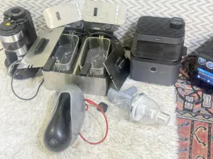 مجموعة أغراض متنوعة مكينة قهوة وقلاية ومحضر طعام