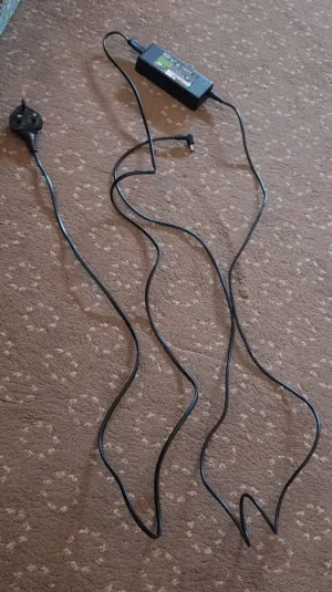 شاحن لابتوب سوني أصلي بحالة ممتازة - قابس ثلاثي (Sony AC Adapter)