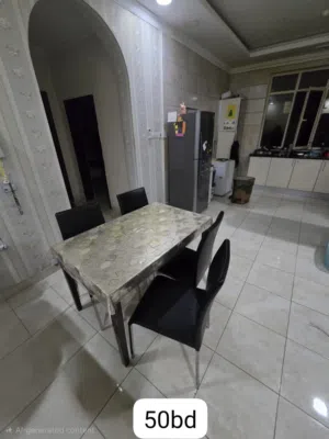 4 SEATER DINNING TABLE WITH 4 CHAIRS
