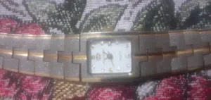 ساعة نساءي بسعر مغري جدا بحالة جيد جدا شغاله 100%على فحص كستك كامل صويلح لاستفسار