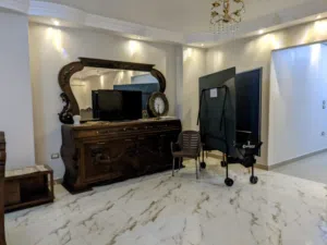 الشقه فقط للبيع جوار مدرسه بدايه البنفسج عمارات للبيع عباره عن شقه ارضي مرتفع220متر.