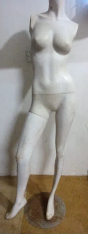 منيكان بدون رأس