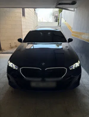 ابو خضرا BMW وتحت الضمان 7500 كيلو مشي 2025 م