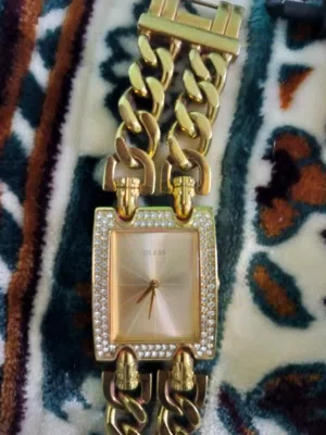 ساعة نسائية أنيقة من ماركة Guess