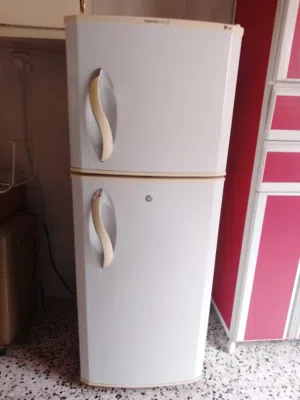 للبيع ثلاجه حط سعرك و شيل تحتاج صيانه