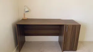 مكتب دراسي مع كرسي