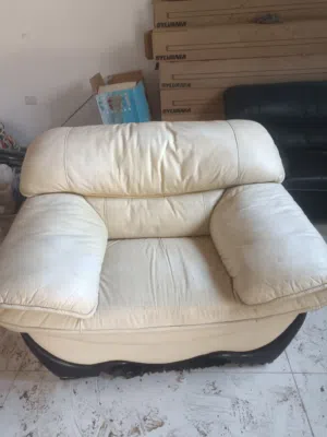 تلاته كراسي زوز كحل او واحد ابيض اقرا الوصف