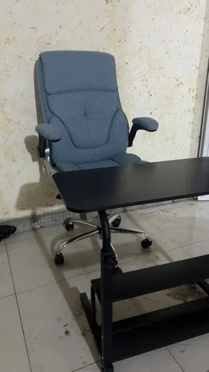 كرسي قماش مريح مع ميز دراسي متحرك
