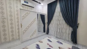 غرفة نوم كاملة مودرن نظيفه جدا استخدام بسيطط مع كرسي وطاوله جودة الاخشاب ممتازه