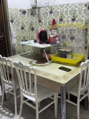 ميز طعام مع اربع كراسي لون ابيض بسعر مناسب