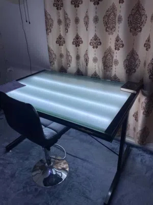 طاولة رسم هندسي مستعمل بحاله ممتازه مع كرسي مكتب.