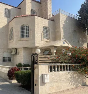 بناية سكنية مميزة للبيع في عبدون