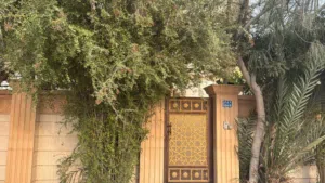 فلة للبيع بالموالح الجنوبية ملاصقة سور بيت الشيخ أحمد الخليلي مؤثثة بالكامل وجديدة