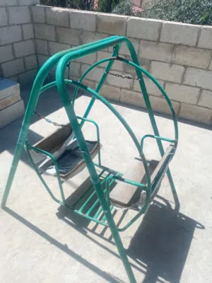 مرجيحه للبيع موجوده في زرقاء بحاله جيده