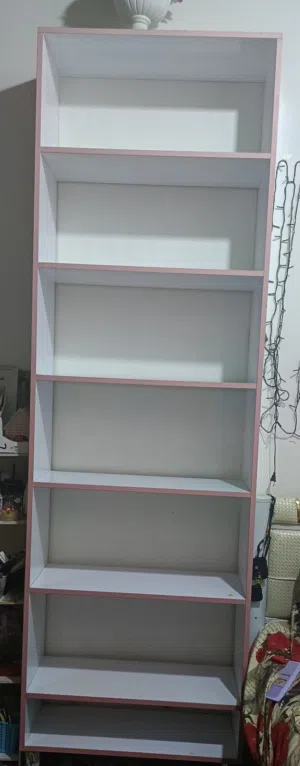رفوف خشبية منزل او مخزن للبيع وبيه مجال
