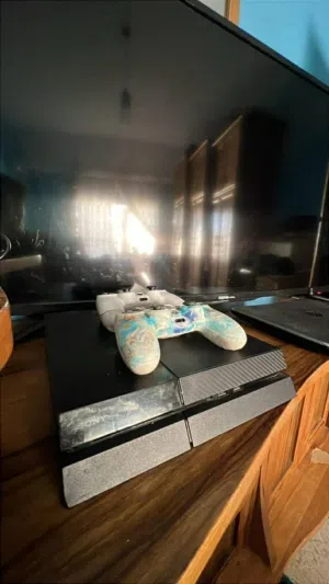 PS4 Fat مستعمل بحالة ممتازة مع إيدتين أصليتين