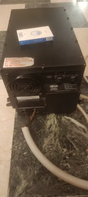 للبيع جهاز إنفرتر ومصدر طاقة بديل متكامل (Inverter/Charger) من الشركة الأمريكية العريقة Tripp-Lite،