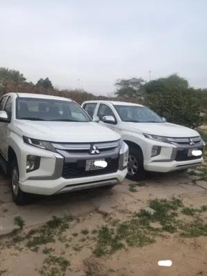 للبيع 3 وانيتات ميتسوبيشي 2022 سعر الواحد 3300