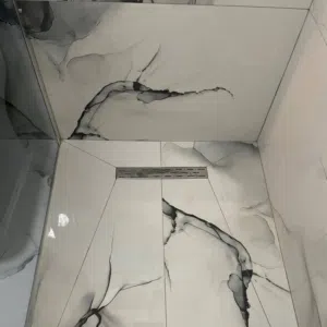 بلاط على 