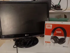 عرض نااار لا يفوتك شاشة LG 19 بوصة شبه جديدة + سماعة JBL أصلية هدية