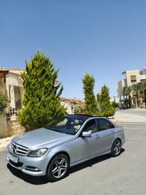 مرسيدس بنز C200 2013 للبيع بداعي السفر سياره مالك واحد سياره بحالة زيرو ما شاءالله للبيع بسعر مغري
