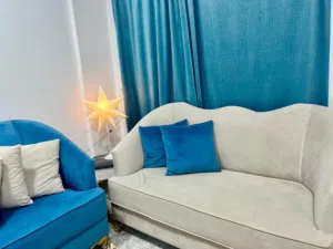 طقم كنب مع طولة صغيرة