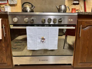 غاز وفرن اريستون ايطالي استعمال خفيف لم يتم استبدال اي قطعة بحالة جيدة بسعر مغري جدا Full safety