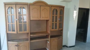للبيع – أبواب داخلية مستعملة وبوفيه بحالة جيدة