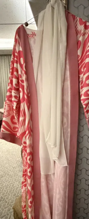 Pink and white abaya