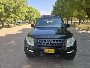 Black Pajero with full options type 1. Leather seats. It is like a black edition