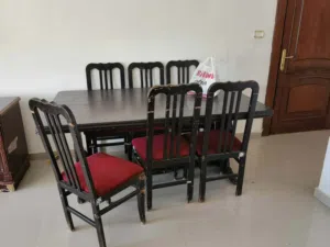 طاولة سفره بحاجة دهان فقط 6كراسي