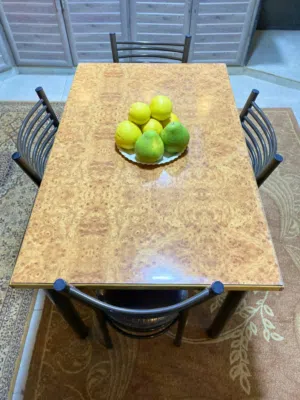 طاولات وكراسي