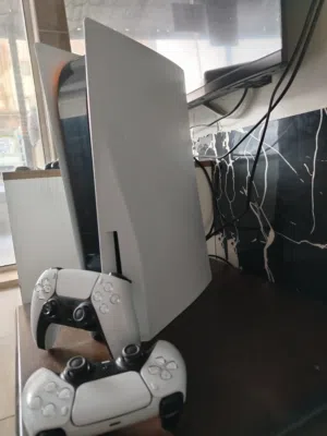 playstation 5 disc معها ايدتين بحالة الوكالة  5 خمس اشهر مكفولة