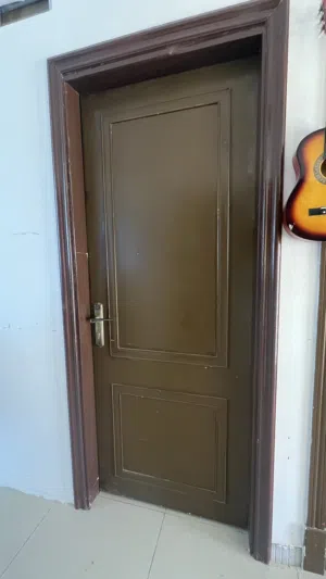 باب من خشب بحاله نظيفه