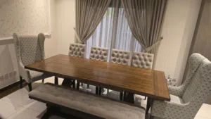 طاولة طعام خشبية