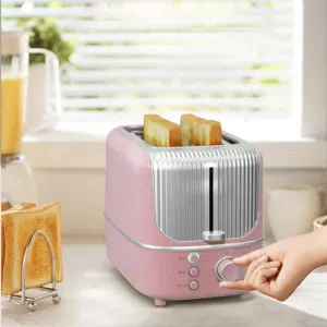 حمّاصة خبز كهربائية لشريحتين (2-Slice Toaster) بلون وردي وتصميم ريترو مميز، تبلغ قدرتها الكهربائ