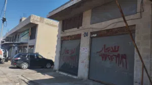 مخازن اثنان بجانب بعضهما البعض للبيع