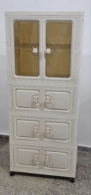 خزانة الأطفال المميزة • دفة تعليق مع ثلاث دفات • بلاستيك قوي وجودة عالية • مقاس : 153 * 63 *