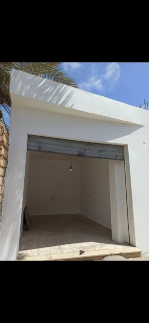 مخزن للايجار سوق الجمعة قرب مطار معيتيقة