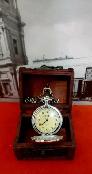 نوع الساعة: ساعة جيب كوارتز (Quartz pocket watch).