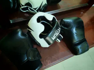 قفازات شبه جديدة مقاس كبير مع لفاف وهلمت اصلي