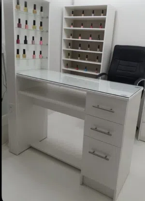 طوله مع كرسي مع بعض مواد لأظافر للبيع المستعجل