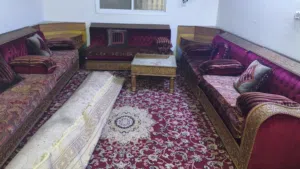 كنب مع سجادتين ايرانية و تركية للبيع