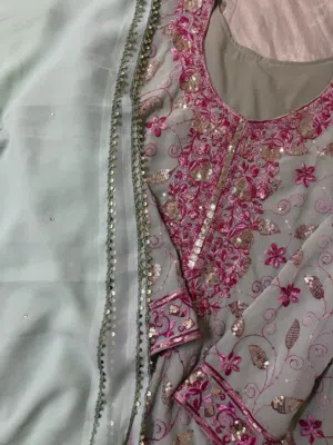 لبسة مع الشيلة مطرزة جديدة للبيع