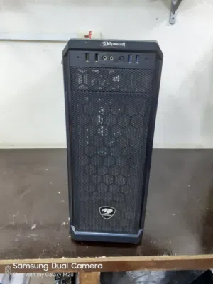 جهاز كمبيوتر مكتبي (PC) متكامل