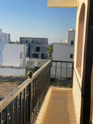 غرفه كبيره ومطبخ نظامي كبير بلكونه تشاهد البحر وحمام بالسيب قريب البحر شامل فواتير