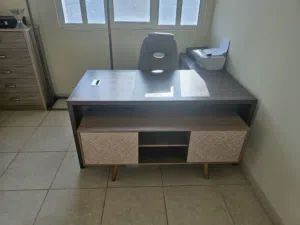 للبيع مكتب مع كرسي جديد