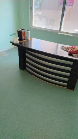 مكتب مع ملحقاته مستعمل للبيع