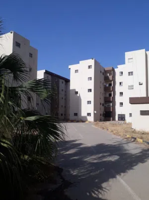 شقة للبيع مساحتها 180 ملك مقدس طريق معسكر حمزة في أتجاه المطار الدولي .